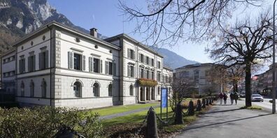 Das Glarner Kantonsgericht befasste sich mit dem Fall aus Näfels vor zwei Jahren, als ein Mann durch Schüsse lebensgefährlich verletzt wurde. (Bild: Keystone)