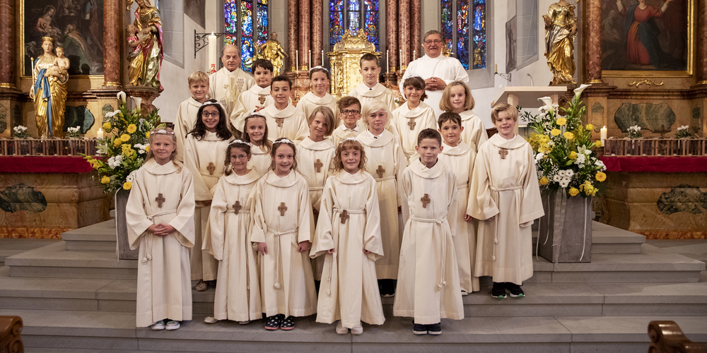 Die Bernecker Erstkommunikanten feierten mit Pfarrer Dekan Josef Benz und Jugendseelsorger Bruno Dietrich (Bilder: Michaela Rohrer)