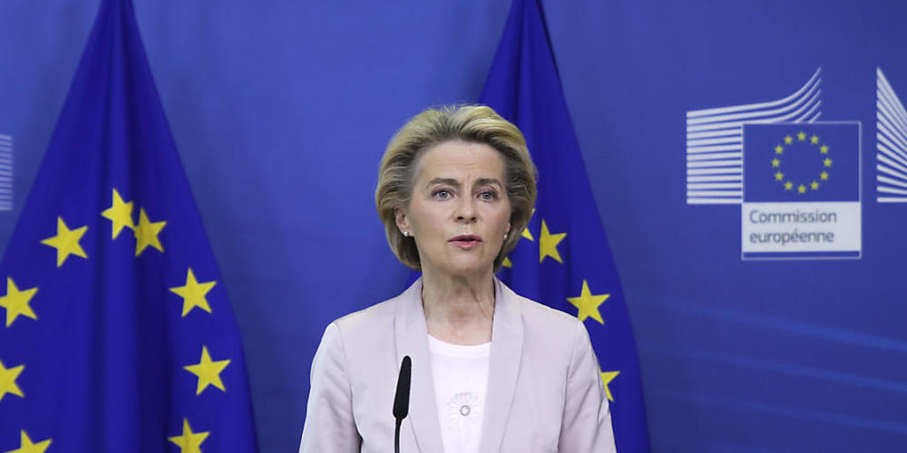 Ursula von der Leyen (CDU), Präsidentin der Europäischen Kommission, spricht auf einer Pressekonferenz im EU-Hauptquartier. Foto: Aris Oikonomou/AFP POOL/AP/dpa