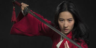 HANDOUT - Mulan (Yifei Liu) zückt das Schwert in einer Szene des Films «Mulan» (undatierte Aufnahme). Wegen der Corona-Pandemie ist der Film am 04.09.2020 nicht im Kino, sondern beim Streamingdienst Disney+ angelaufen. Foto: Stephen Tilley/Disney ...