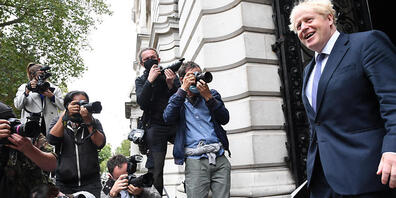 Boris Johnson, Premierminister von Großbritannien, kehrt nach einer Kabinettssitzung im Foreign and Commonwealth Office (FCO) in die Downing Street 10 in London zurück. Foto: Stefan Rouseau/PA Wire/dpa