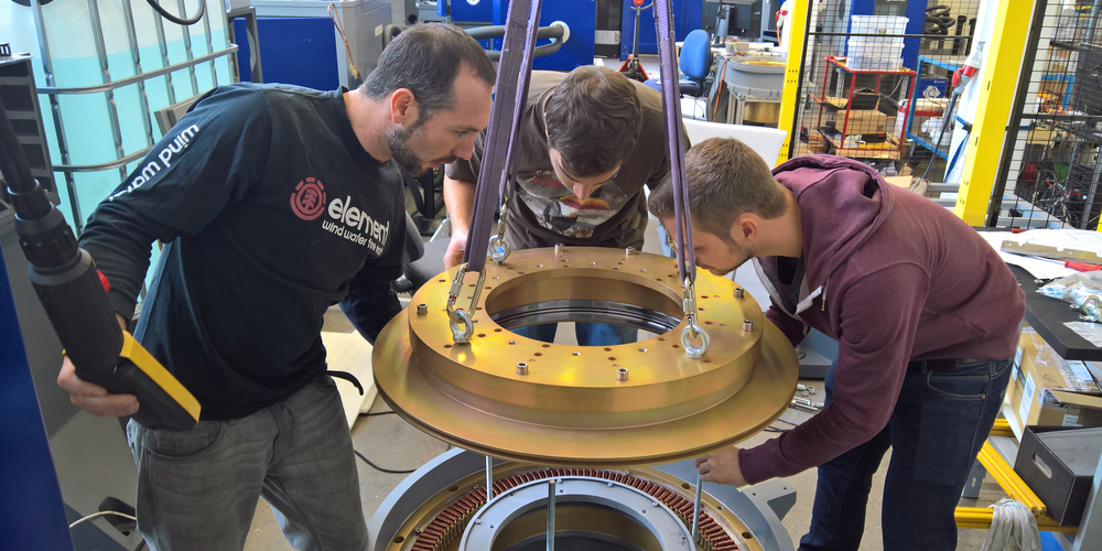 Mitarbeiter der Acuitas bauen einen Bewegungssimulator zusammen. Übrigens: Das Fundament für die Drehtische muss seismisch isoliert werden und darf nicht träge sein, um äussere Einflüsse, beispielsweise von der Autobahn nebenan, ausschliessen zu können.