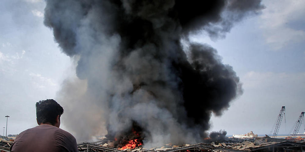 Mehr als einen Monat nach der verheerenden Explosion in Beirut ist im Hafen der libanesischen Hauptstadt erneut ein großes Feuer ausgebrochen. Foto: Marwan Naamani/dpa
