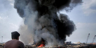Mehr als einen Monat nach der verheerenden Explosion in Beirut ist im Hafen der libanesischen Hauptstadt erneut ein großes Feuer ausgebrochen. Foto: Marwan Naamani/dpa