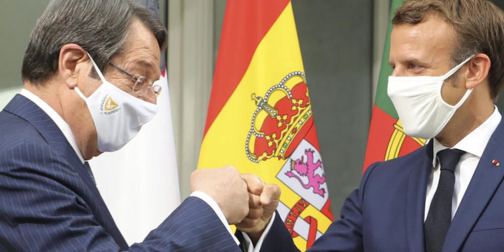 Emmanuel Macron begrüßt Zyperns Präsidenten Nikos Anastasiadis auf Korsika. Foto: Ludovic Marin/AFP POOL/AP/dpa