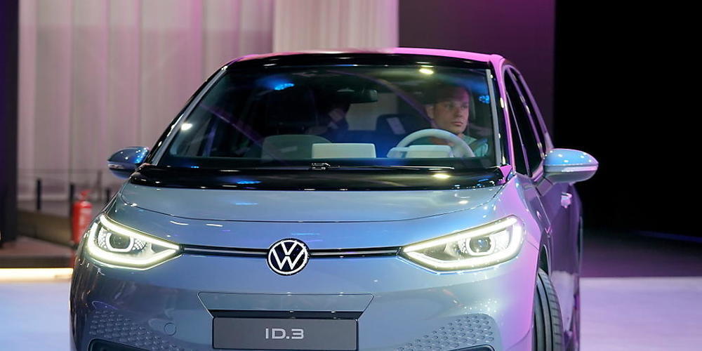 Nach einigen Wochen Verspätung hat Volkswagen jetzt die ersten Exemplare seines absehbar wichtigsten Modells ID.3 auf den Markt gebracht. (Archivbild)