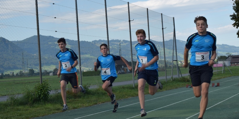 Erfolgreiches Quartett an der Gasterländermeisterschaft (v.l.n.r): Noe Aschwanden (4. Platz), Tobias Seliner (3. Platz), Sven Laube (1. Platz) und Jonas Schärli (2. Platz).
