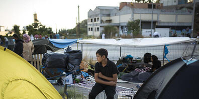 dpatopbilder - Ein Kind sitzt in der Nähe des ausgebrannten Flüchtlingslagers Moria. Mehrere Brände haben das Lager fast vollständig zerstört. Laut griechischer Regierung haben Migranten den Brand gelegt. Das Lager ist eigentlich auf 2800 Bewohner...
