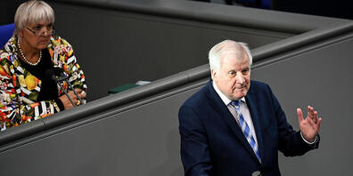 Horst Seehofer (CSU), Bundesminister für Inneres, Heimat und Bau, spricht im Bundestag. Debattiert wird über die Konsequenzen aus dem Brand in Moria. Foto: Britta Pedersen/dpa-Zentralbild/dpa