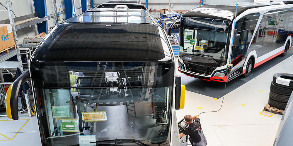 Volkswagen will bei seiner Lkw- und Bustochter MAN in Deutschland und Österreich bis zu 9500 Stellen streichen und damit 1,8 Milliarden Euro sparen. (Archivbild)