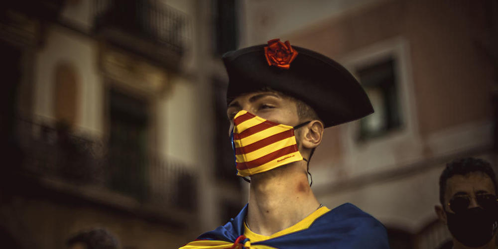 Ein Mann trägt eine Maske mit den Farben der katalanischen Unabhängigkeitsflagge in Barcelona. Seit 1714 begehen die Katalanen jedes Jahr am 11.09. ihren Nationalfeiertag - die «Diada». Foto: Matthias Oesterle/ZUMA Wire/dpa