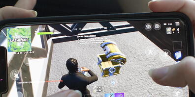 Nicht alle Filme und Games sind harmlos für Kinder und Jugendliche. Um sie zu schützen, will der Bundesrat einheitliche Regeln festlegen. (Archivbild)