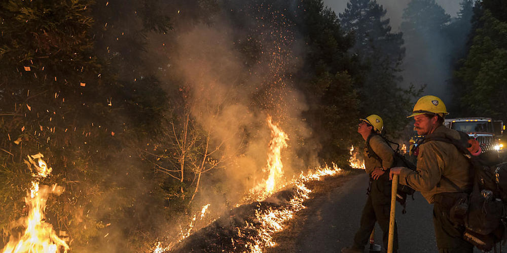 Feuerwehrleute überwachen einen kontrollierten Brand entlang der Nacimiento-Fergusson Road, um das Dolan-Feuer in der Nähe von Big Sur, einzudämmen. Foto: Nic Coury/AP/dpa
