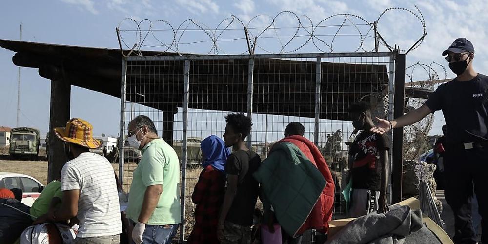 Nach dem Feuer im Flüchtlingscamp Moria habe 200 Flüchtlinge ein neues Lager bezogen.