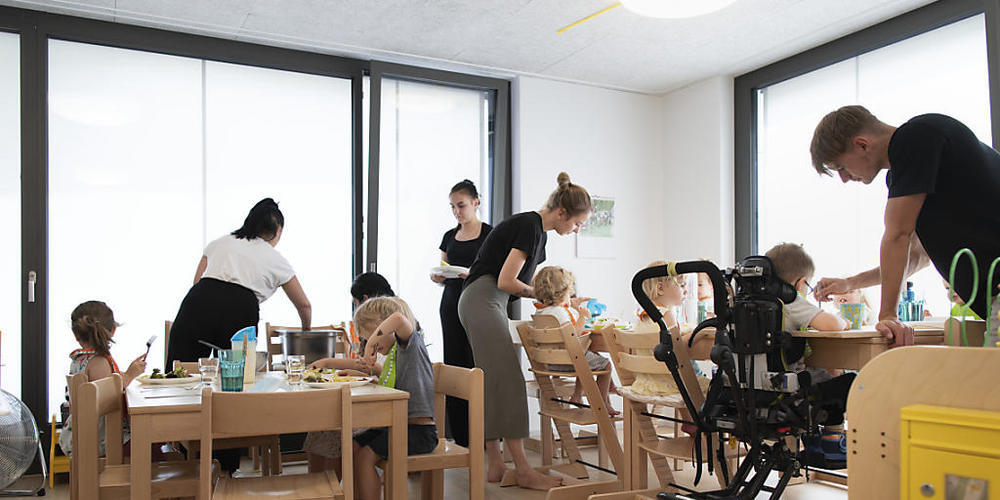 Kinder beim Mittagessen in einer Zürcher Kita: Werden Kinder bereits in den ersten vier Lebensjahren gefördert, profitiert auch die Volkswirtschaft. (Symbolbild)