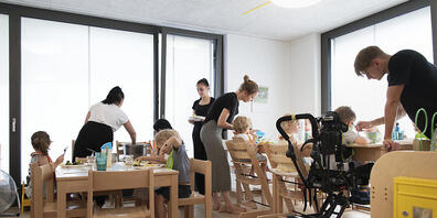 Kinder beim Mittagessen in einer Zürcher Kita: Werden Kinder bereits in den ersten vier Lebensjahren gefördert, profitiert auch die Volkswirtschaft. (Symbolbild)