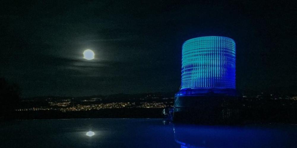 Die Kinder stürzten aus etwa drei Metern in die Tiefe, wie die Polizei mitteilte. (Symbolbild)