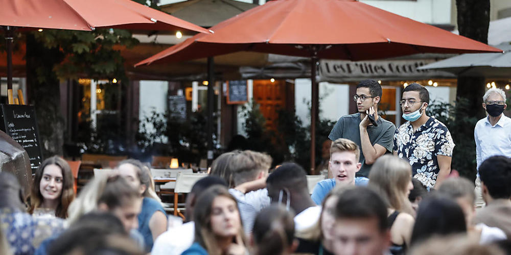 Jugendliche sitzen an Tischen auf der Terrasse eines Cafés. Angesichts steigender Corona-Zahlen hat Frankreichs Premierminister Castex an das Verantwortungsbewusstsein seiner Landsleute appelliert und warnte vor der wachsenden Ausbreitung des Viru...