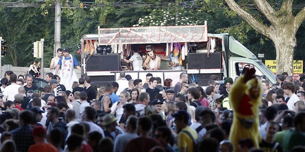 In der Stadt Bern ist es zu einer illegalen Strassenparty gekommen. Die Polizei schritt ein, als sie mit Steinen und Flaschen beworfen wurde. (Symbolbild)