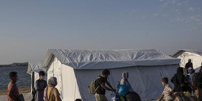 Geflüchtete Menschen kommen an einem provisorischen Camp in der Nähe von Mytilini an. Foto: Petros Giannakouris/AP/dpa