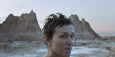 HANDOUT - Frances McDormand als Fern in einer Szene des Films «Nomadland» (undatierte Filmszene). Foto: -/20th Century Studios/Biennale di Venezia/dpa - ACHTUNG: Nur zur redaktionellen Verwendung im Zusammenhang mit der Berichterstattung über den ...