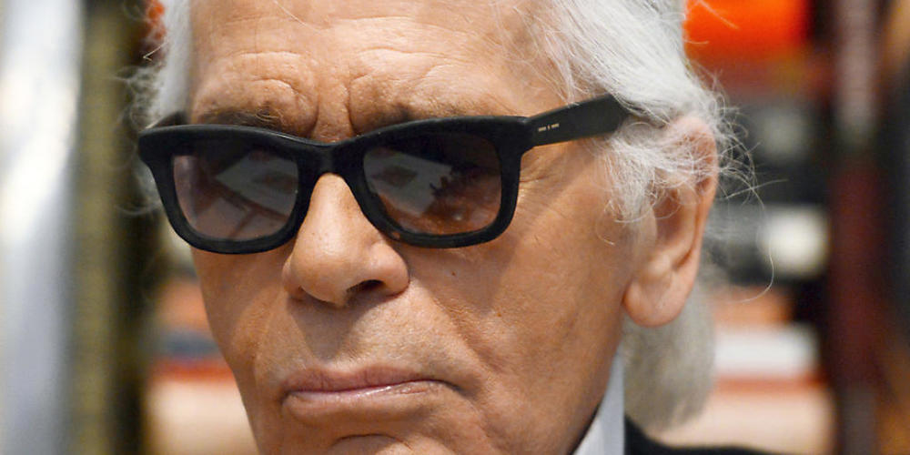 ARCHIV - Modedesigner Karl Lagerfeld sitzt im Museum Folkwang in seinem nachgebauten Büro in einer von ihm mitkonzipierten Ausstellung. Foto: picture alliance / dpa