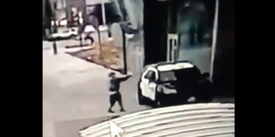 HANDOUT - Ein bewaffneter Mann nähert sich in einem Vorort von Los Angeles einem Streifenwagen, wie auf diesem Videostandbild zu sehen ist. Foto: -/Los Angeles County Sheriff's Department/AP/dpa - ACHTUNG: Nur zur redaktionellen Verwendung im Zusa...