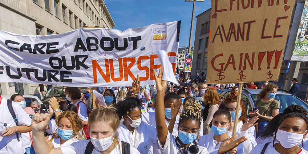 Beschäftigte des Gesundheitssektors demonstrieren im Zentrum von Brüssel. Foto: Olivier Matthys/AP/dpa