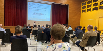 Urnäscherinnen und Urnäscher liessen sich an der öffentlichen Versammlung über den geplanten «Chräg»-Verkauf informieren.
