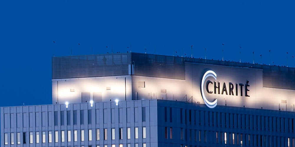 Das Bettenhaus der Charité am Abend ragt in den Himmel. Die Bundesregierung sieht es nach Untersuchungen in einem Spezial-Labor der Bundeswehr als erwiesen an, dass er mit einem militärischen Nervengift vergiftet wurde. Nach mehr als zwei Wochen K...