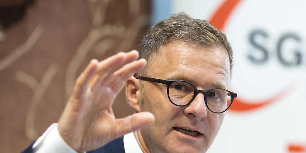 Daniel Lampart, SGB-Chefökonom erklärt vor den Medien in Bern das wirtschaftliche Umfeld, in dem der Gewerkschaftsbund seine Forderungen für die Lohnrunde 2020/2021 stellt.