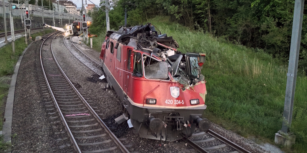Die beim Unfall mit einem Schienenbagger beschädigte Streckenlokomotive von SBB Cargo. Der Lokführer musste zur Kontrolle ins Spital.