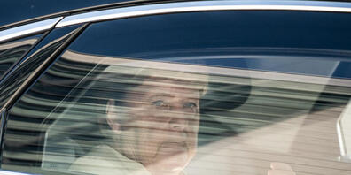 dpatopbilder - Bundeskanzlerin Angela Merkel (CDU) wird in einer Limousine zur Sitzung des CDU-Präsidiums im Konrad-Adenauer-Haus gefahren. Foto: Michael Kappeler/dpa