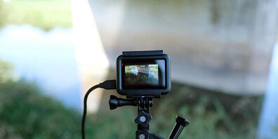 Eine Wildkamera an der Unstrut. Am Ufer der Unstrut wurde angeblich ein Krokodil gesehen. Zeugen wollen vor knapp 14 Tagen bereits ähnliche Beobachtungen im Burgenlandkreis gemacht haben. Foto: Sebastian Willnow/dpa-Zentralbild/dpa