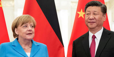 ARCHIV - Bundeskanzlerin Angela Merkel (CDU) wird vom chinesischen Präsidenten Xi Jinping begrüßt. Foto: Michael Kappeler/dpa