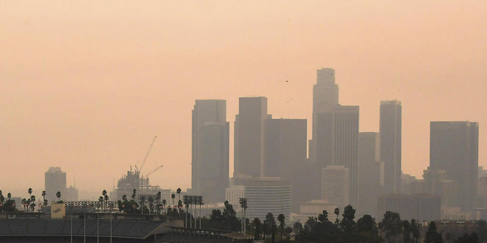 Die von den Bränden im Westen der USA verursachten Partikelwolken sind auch in Los Angeles sichtbar. Die Partikel wurden von Windströmungen auch nach Europa getragen. (Themenbild)