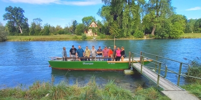 Das Team der Linthfähre beim ersten Fährtraining mit der Fähre Mauritius beim Kloster Fahr in Schlieren.