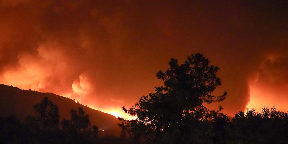 Das Creek-Feuer brennt entlang des Highway 168 in der Nähe von Alder Springs. Foto: Marcio Jose Sanchez/AP/dpa