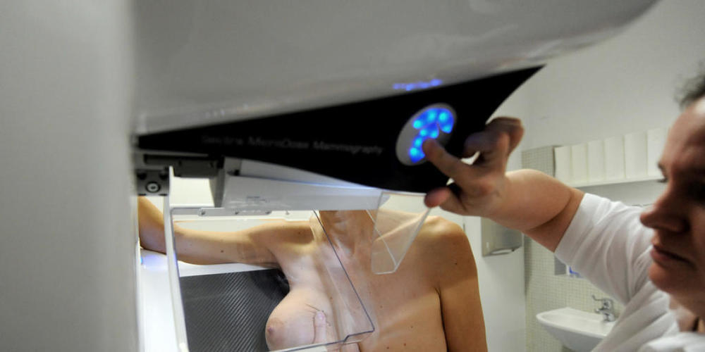 Basler Forscher haben eine wegweisende Entdeckung gemacht: Metastasen bilden sich, wenn Tumoren schlecht mit Sauerstoff versorgt sind. Erhöht man die Blutversorgung zum Tumor, wandern die Metastasen nicht mehr ab. Bewiesen wurde das an Brustkrebs-...