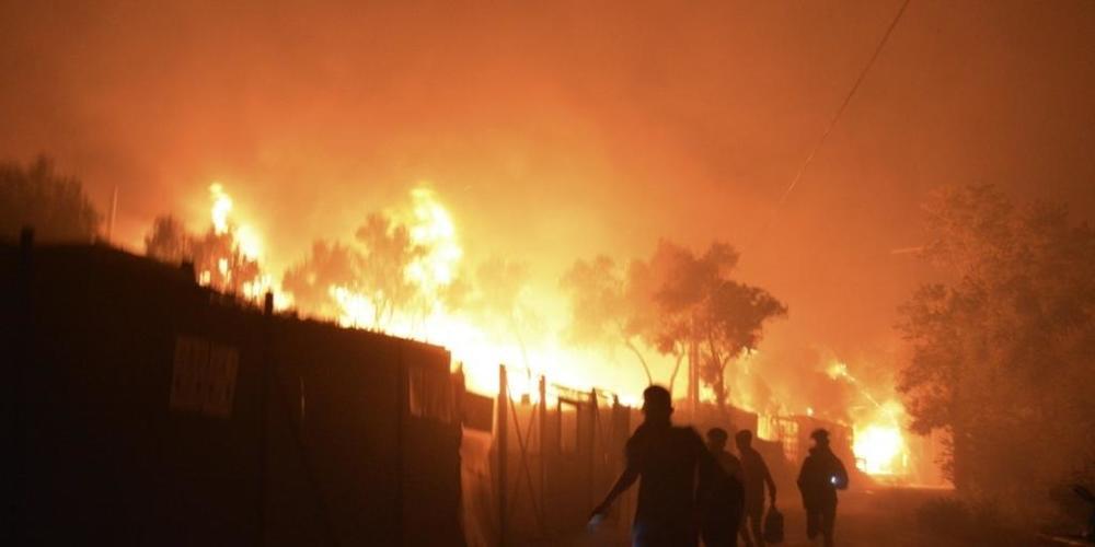 Im Flüchtlingslager Moria auf Lesbos und dessen Umgebung sind mehrere Brände ausgebrochen. Starke Winde fachten die Flammen an. Foto: Panagiotis Balaskas/AP/dpa