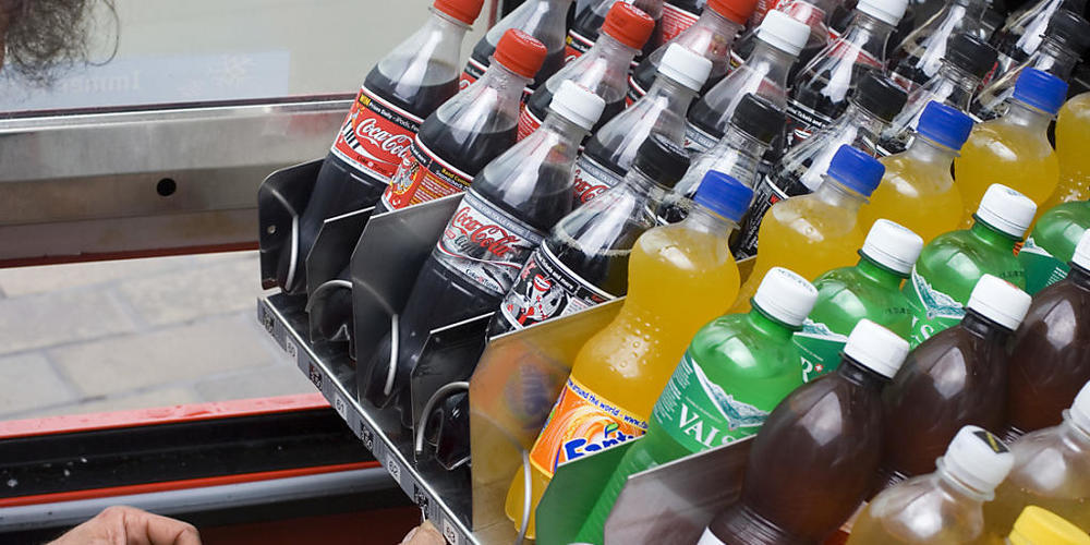 Die grosse Mehrheit der Stimmberechtigten hält eine Zuckersteuer auf Süssgetränken als Mittel zur Beeinflussung des Konsums für ungeeignet. (Archivbild)