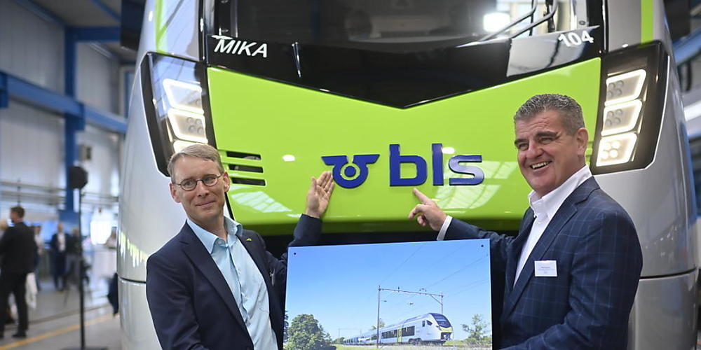 Bernard Guillelmon, CEO der BLS (links), und Peter Spuhler, Verwaltungsratspräsident und CEO ad interim von Stadler, beim Roll-out des Zugs.