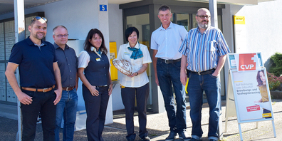 Auf den Übergang angestossen (v. r.): Res Knobel (Co-Präsident CVP-Tuggen), Anton Bamert-Birchler (CVP-Kantonsrat), Karin Allenspach, Nadia Zürn (Post Tuggen), Daniel Schönenberger (Vize-Gemeindepräsident) und René Knobel (Gemeindepräsident). (Bild: zvg)