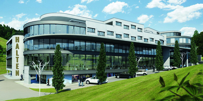 Morgen steht für das neue Halten Business Center beim Autobahnanschluss Halten in Pfäffikon ein nächster Meilenstein bevor. (Bild: zvg)