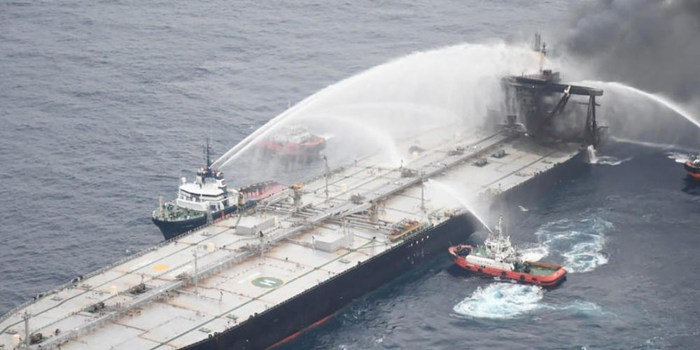 HANDOUT - Das am 08.09.2020 zur Verfügung gestellte Handout zeigt Rettungsboote, die das Feuer auf einem Öltanker vor der Küste von Sri Lanka löschen. Foto: -/Sri Lankan Air Force/AP/dpa - ACHTUNG: Nur zur redaktionellen Verwendung im Zusammenhang...