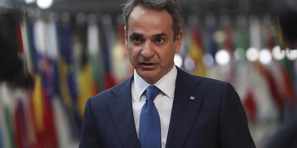 ARCHIV - Kyriakos Mitsotakis, Premierminister von Griechenland, spricht mit Journalisten, als er zu einem EU-Gipfel im Gebäude des Europäischen Rates eintrifft. Foto: Francisco Seco/AP Pool/dpa