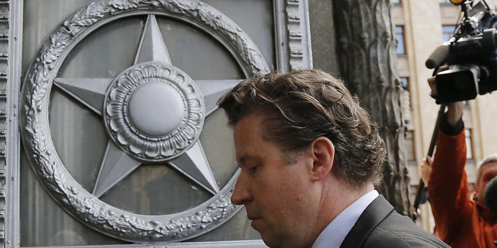dpatopbilder - Der deutsche Botschafter in Moskau, Géza Andreas von Geyr, geht ins russische Außenministerium, um den Fall des vergifteten Oppositionellen Alexej Nawalny zu besprechen. Foto: Alexander Zemlianichenko/AP/dpa
