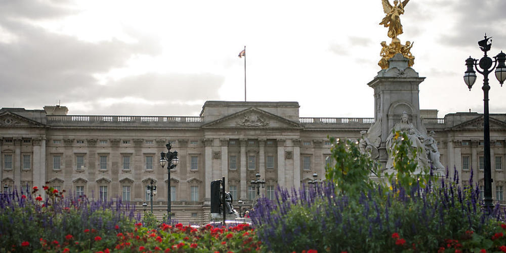 ARCHIV - Blick auf den Buckingham Palast in London. Die fehlenden Einnahmen könnten mehrere Hundert Angestellte der königlichen Paläste den Job kosten. Foto: Monika Skolimowska/dpa-Zentralbild/dpa