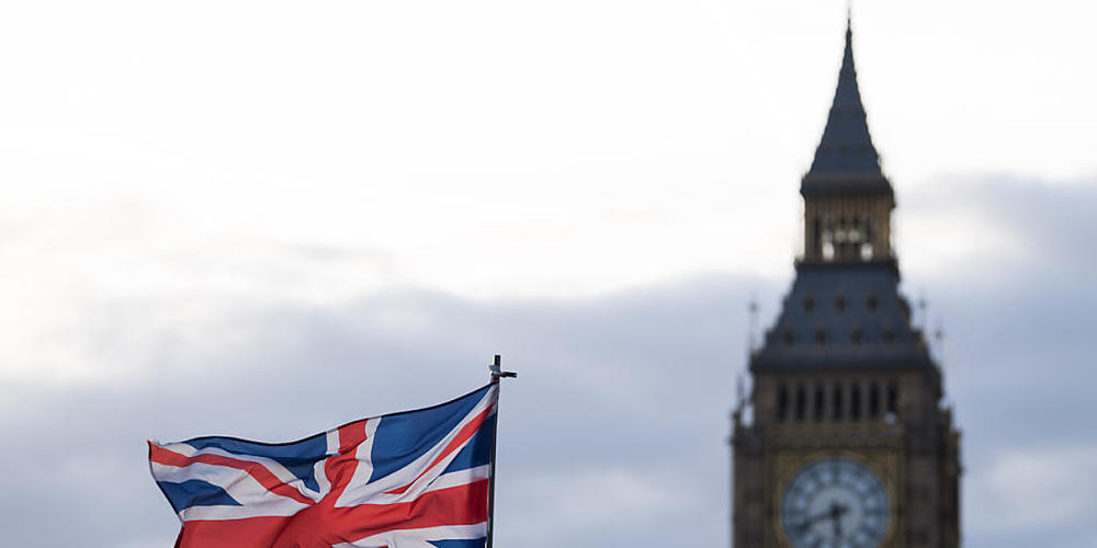 ARCHIV - Die Flagge vom Vereinigtem Königreich (Union Jack) weht im Wind. Im Hintergrund ist der Elizabeth Tower mit dem Big Ben zu sehen. Foto: Monika Skolimowska/dpa-Zentralbild/dpa