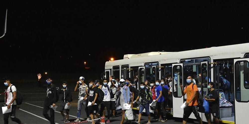 Unbegleitete Kinder steigen auf dem Flughafen Mytilene auf der nordöstlichen Ägäisinsel Lesbos, Griechenland, in ein Flugzeug. Foto: Panagiotis Balaskas/AP/dpa